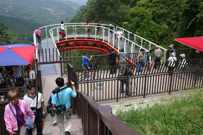 ▲中寮鄉龍鳳瀑布天空步道每次只限15人通行。（楊樹煌攝）