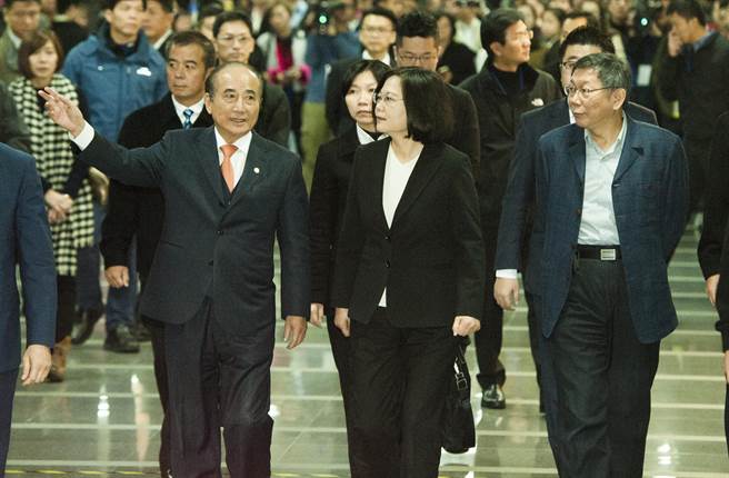 蔡英文總統（中）7日出席台灣醫療科技展，在生策中心董事長王金平（左）及台北市長柯文哲（右）的陪同下走入會場。（鄭任南攝）
