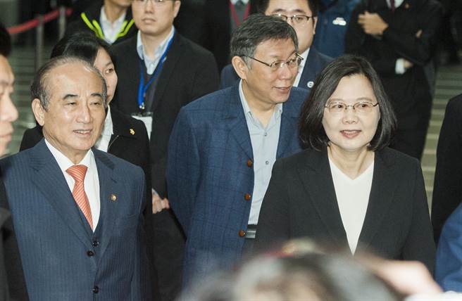 蔡英文總統（右）7日出席台灣醫療科技展，在生策中心董事長王金平（左）及台北市長柯文哲（中）的陪同下走入會場。（鄭任南攝）
