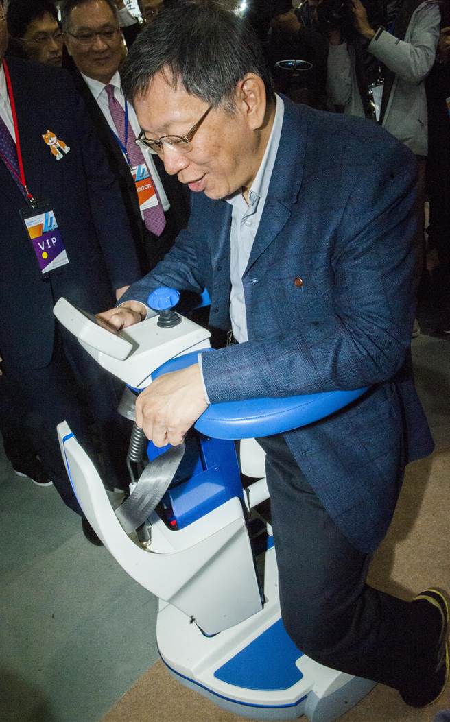 台北市長柯文哲7日出席台灣醫療科技展，參觀會場時，試乘廠商展出的醫療輔具。（鄭任南攝）
