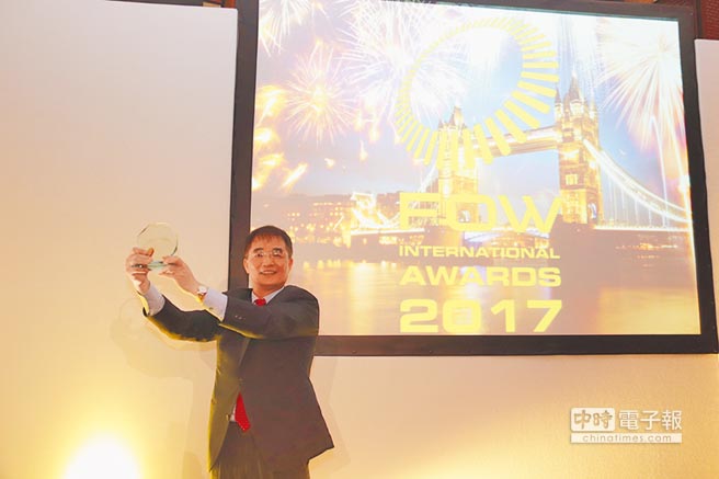 奠定國際級地位　期交所獲FOW國際獎項全球年度交易所，董事長劉連煜喜拿獎牌，為台灣爭光。  圖／期交所提供