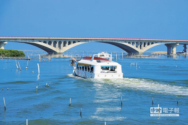 台61線的七股溪橋東西兩側設有觀景平台2座，還可搭生態遊船從河道上仰望大橋風光。（公路總局提供）