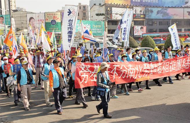 南部總工會大聯盟10日在高雄發起2017拒絕修惡勞基法大遊行，台北市產業總工會成員多人也南下參與。中央社記者程啟峰高雄攝  106年12月10日