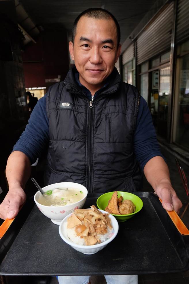 北港圓環滷肉飯老闆蔡宗德，介紹最受歡迎的滷肉飯套餐。（張朝欣攝）