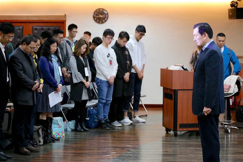 馬英九(前右)前天在東吳大學演講前，邀請師生起立，為南京大屠殺罹難者默哀。(中央社)