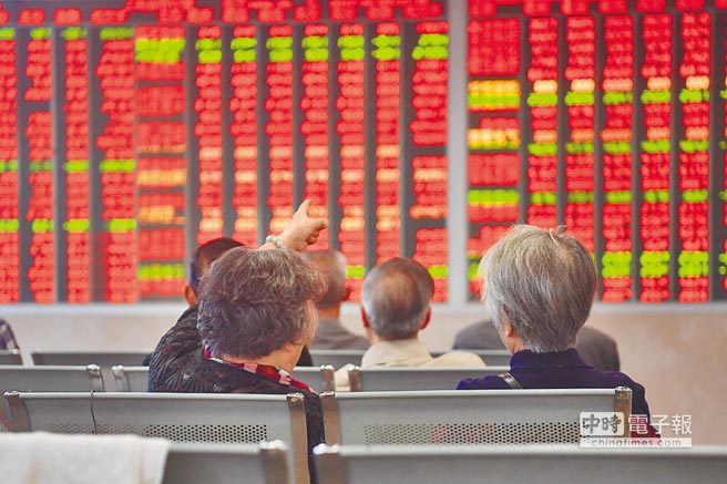 美12月升息對A股影響或輕微，外資私募加快進入中國加強布局。圖為成都某證券營業部股民關注大盤走勢。（中新社）