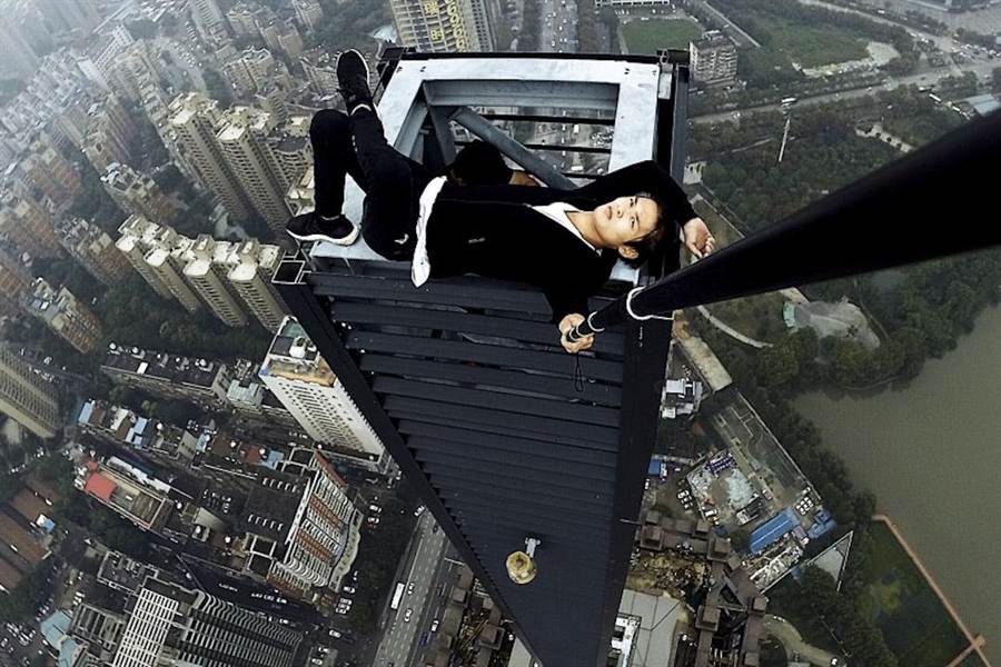 26歲的吳永寧，上月挑戰湖南長沙高樓失敗，墜樓身亡。圖為吳9月挑戰高樓拍下的照片。(翻攝微博「極限-詠寧」)