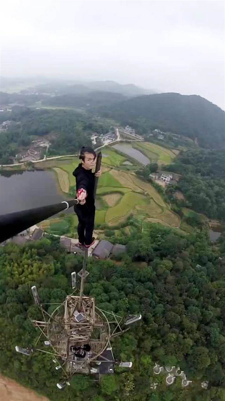 吳詠寧挑戰百米高的電信塔。(翻攝微博「極限-詠寧」)