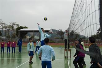 日南國中新排球場啟用 師生對抗磨練球技