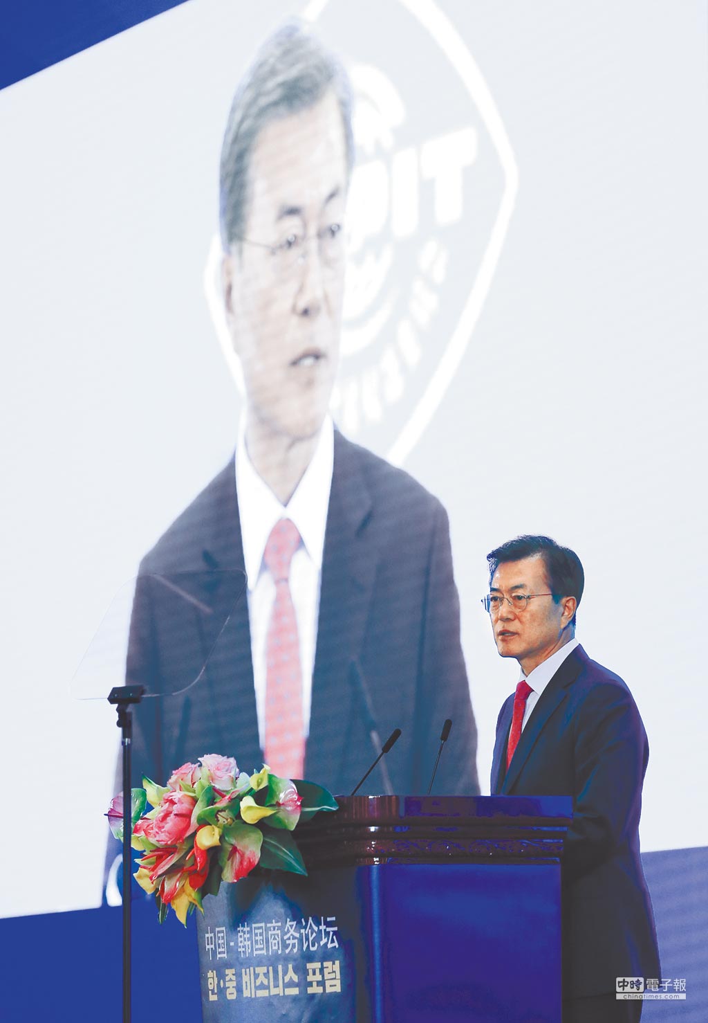 南韓總統文在寅訪華，他昨抵達北京後說，「今天是南京大屠殺80周年，對於中國人經歷的這起悲劇，韓國人也感同身受。」(新華社)