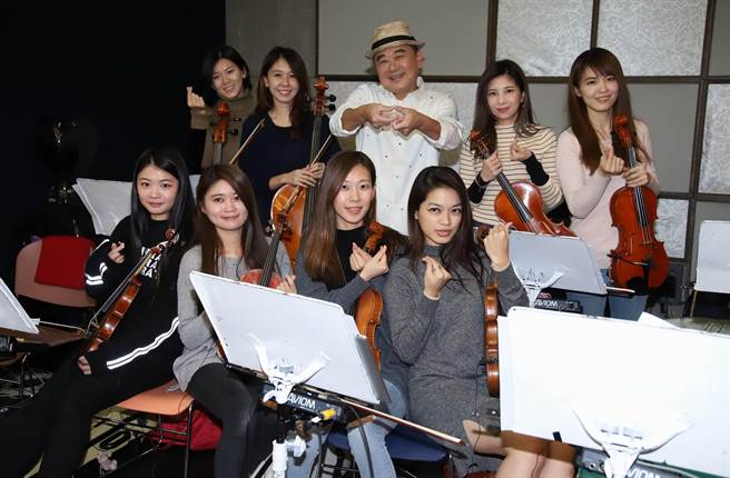 陳昇此次演唱會請到的美女琴手們。(新樂園製作)