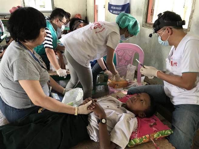 馬偕醫院今年再度與中緬交流協會合作，舉辦送愛到緬甸愛心義診活動。（葉書宏翻攝）