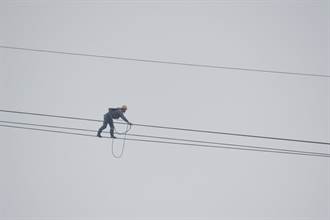 離地近百公尺 台電蜘蛛人34.5萬伏特超高壓電線上漫步