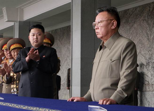 金正恩充滿鬥性，但早年並未獲得父親金正日太多關注，圖為北韓已故最高領導人金正日（右）和當時的勞動黨中央軍事委員會副委員長金正恩（右二）2010年10月10日在平壤金日成廣場同臺閱兵的資料照。（新華社）
