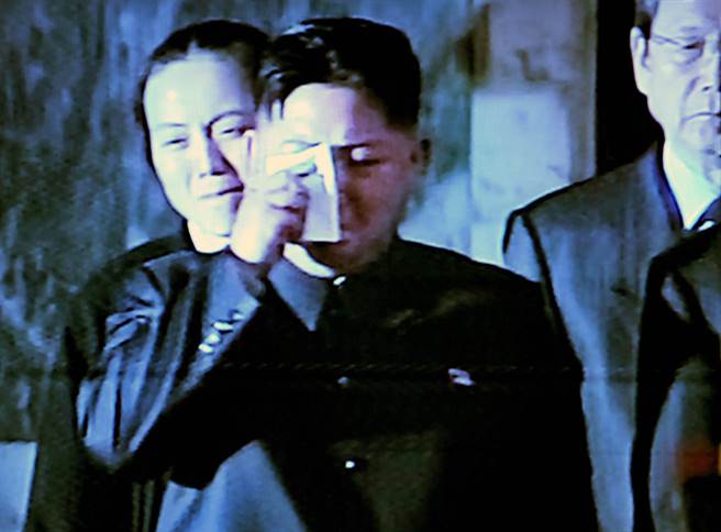 2011年12月26日時任勞動黨中央軍事委員會副委員長的金正恩第4次到父親金正日靈柩旁吊唁，在群眾的哭聲和哀樂聲中，金正恩淚流滿面，掏出手帕擦去眼淚。（中新社）