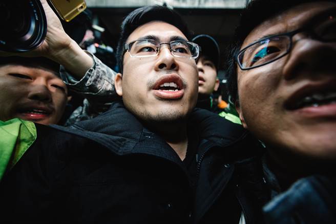 新黨發言人王炳忠（中）今日遭檢調搜索。(郭吉銓攝）