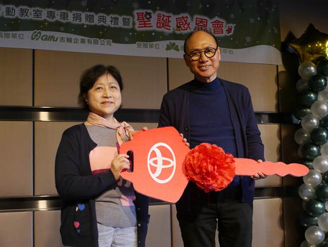 吉輔企業董事長劉興榮（右）捐贈早療專車鑰匙，由信望愛中心執行長林寶珍（左）代表接受。（王文吉攝）