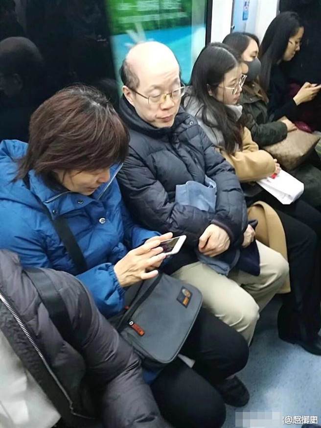 甫接任國台辦首席副主任的劉結一，今偕妻子章啟月搭乘北京地鐵10號線被網友拍下傳微博。（蔡浩祥翻攝）