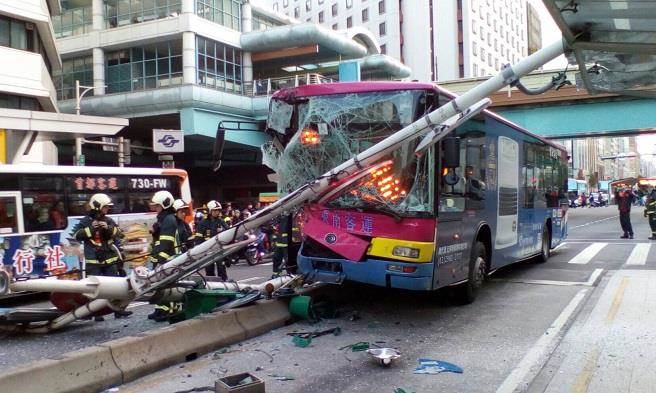 搭公車出車禍受傷乘客控業者欠醫療費 東森新聞