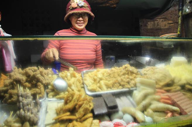 台南佳里的多多鹽酥雞一賣就是28年，有別一般連鎖加盟店，材料都是老闆娘楊鳳琴特別訂購，肉品經過中藥醃漬，蔬菜也是自家栽種，新鮮衛生。（莊曜聰攝）