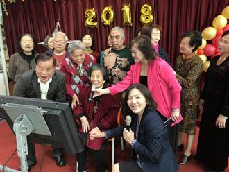 康寧園長青學苑成果發表 91歲老奶奶高唱「花好月圓」