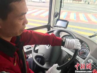 廣州「觀光2路」電動車9國語音報站 司機須戴健康手環