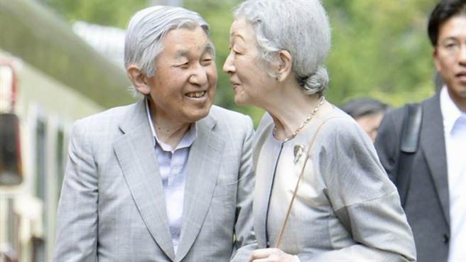明仁天皇與美智子皇后總是凝聚日本上下一心，而美智子柔軟、謙虛以及剛毅的形象，更是不少日人心中的完美楷模。（圖片取自於 維基百科）