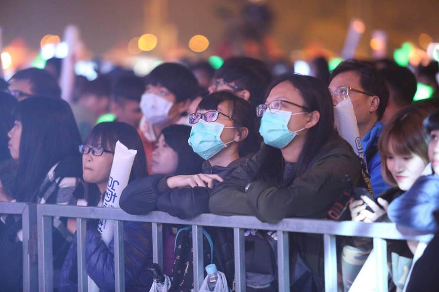 空污严重 台南跨年晚会民眾戴口罩跨年 - 生活 - 中时