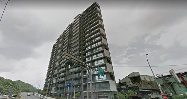 連接台北市南港區及新北市汐止區的南港橋，兩端房價差距達5成幅度。圖為南港橋往汐止方向的路段。(圖片來源：谷歌地圖)