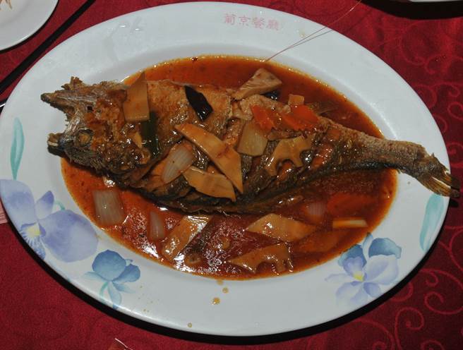 象徵年年有餘的「紅燒鮮黃魚」，是金門當地的傳統佳餚。（李金生攝）