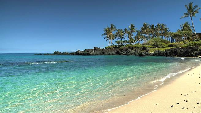夏威夷的海砂極美，不少人會偷偷帶回家，但這在當地是會招來厄運的禁忌。（圖片／youtube）