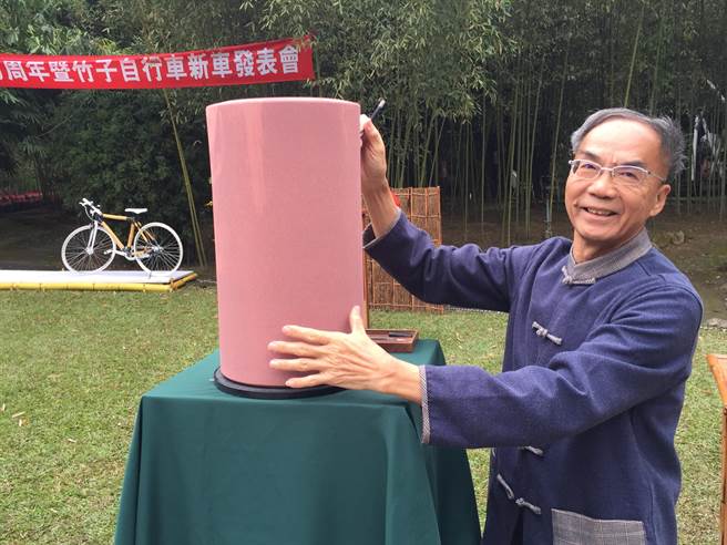 青竹文化園區發表竹單車，書法家吳德賢刀筆鐫刻，見證關鍵時刻。（廖志晃攝）