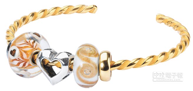Trollbeads燦爛的愛金手鐲，金手鐲8400元起、18K金塞3400元起、精靈珠每顆1100元起。（法意荷提供）