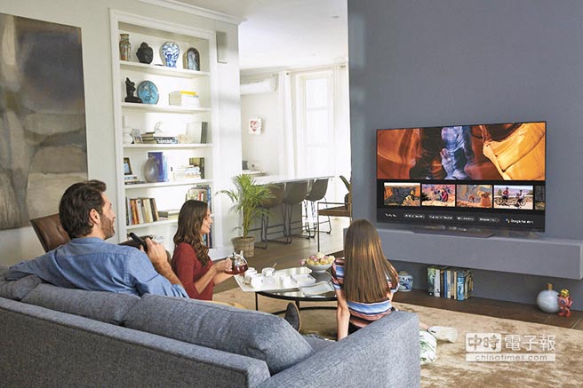 LG在2018 CES中展示了搭載Google語音助理的ThinQ系列電視，可透過聲控指令操控家電之餘，還能作出查詢天氣等功能。（LG提供）