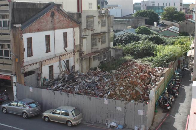 彰化杜锡圭故居，洋楼拆成一地破砖，文资审议通过，将现有遗构登录为歷史建筑。并更名为「歷史建筑彰化绵丰洋行」。（吴敏菁摄）