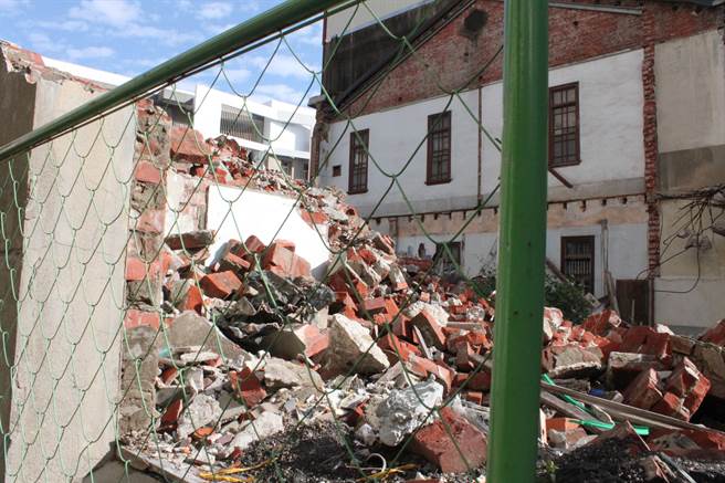 彰化杜锡圭故居，洋楼拆成一地破砖，文资审议通过，将现有遗构登录为歷史建筑。并更名为「歷史建筑彰化绵丰洋行」。（吴敏菁摄）