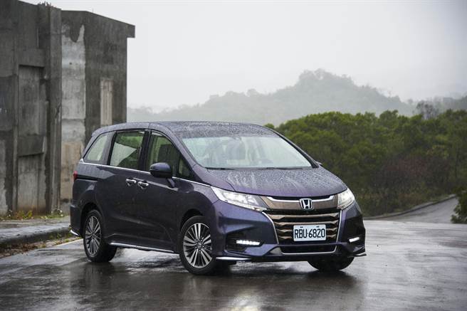 2018年式Honda All New ODYSSEY增加「秘境紫」新色，會隨著不同角度展現忽藍忽紫不同層次的色澤，7人座ELITE售價143.9萬元；7人座APEX（如圖）售價168.8萬元、8人座APEX售價166.8萬元。陳大任攝