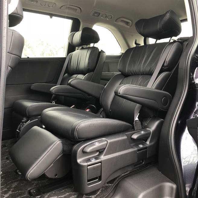 All New ODYSSEY APEX車款第二排為獨立座椅，除了頭枕椅背、扶手皆可調整角度外，還附小腿支撐墊，相當舒適。陳大任攝
