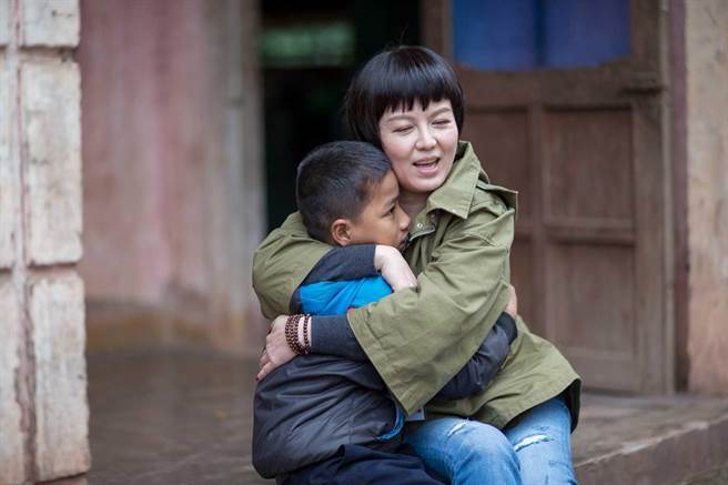 藝人苗可麗（右）緊擁認養的越南小孩胡文發（左）。（圖／至善基金會提供）