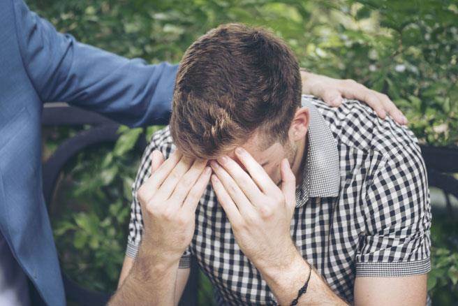 有研究指出，男性每個月有幾天會情緒特別低落，其實是受到睪固酮的影響。（達志影像/shutterstock)