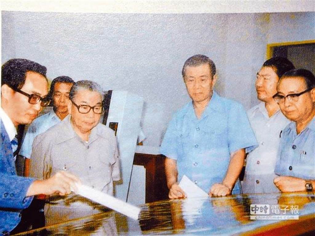 民國69年，蔣經國、孫運璿（右3）、馬紀壯等人視察新竹科技研究機構，評估竹科設立的可行性。（本報系資料照片）


