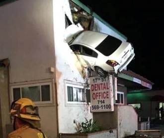 直擊》太離奇！加州飛天車禍  撞進二樓牙醫診所