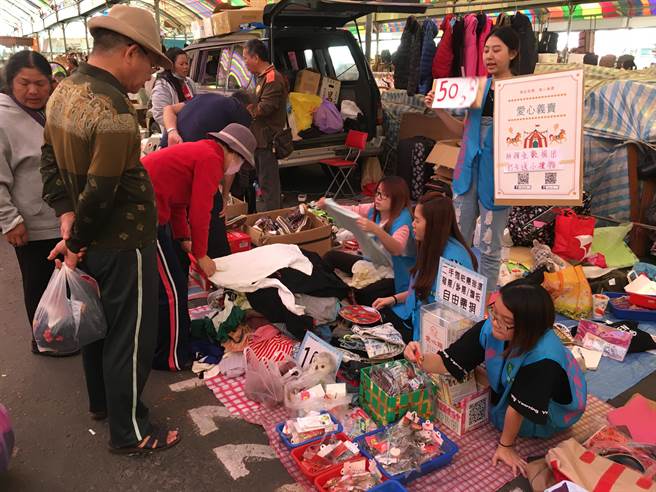 朝陽科大女學生每周日清晨到干城跳蚤市場擺攤，為公益團體籌募活動資金。（陳淑芬翻攝）