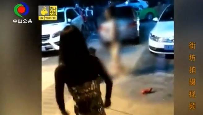 一名女子不但毆打酒吧內的保全，還跑到外面開始脫衣服，囂張的行徑遭路人拍攝，被放在網路上瘋傳。(圖/翻攝自中山廣播電視台影片)