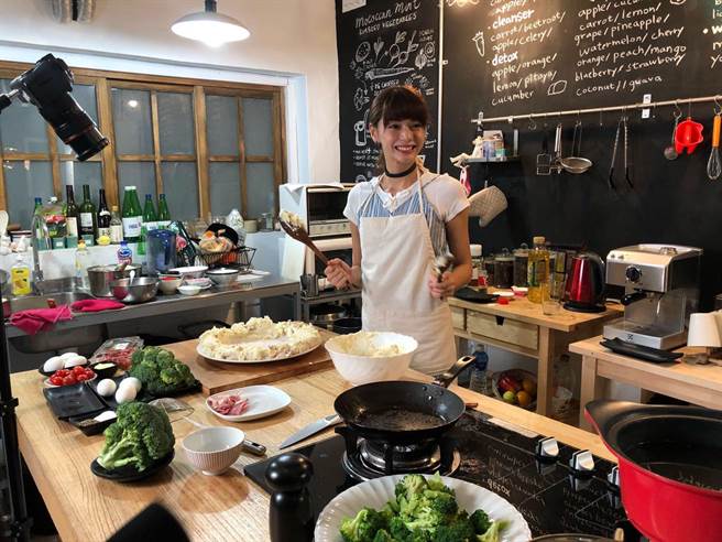 郭源元在已曝光的「圣诞篇」、「月光篇」和「出国篇」展现厨艺，表情丰富、演技自然，让人看见她清新俏皮的一面。（微风提供）