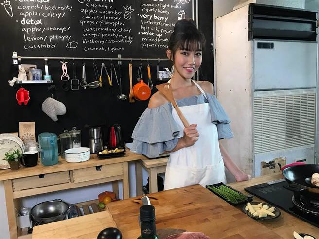 宋苹恩也走进微风厨房当小厨娘，影片令人期待。（微风提供）