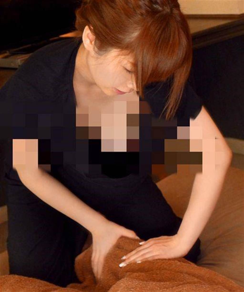 美魔女按摩師走光露乳勾魂… 網友激動：求店名！ - 社會- 中時新聞網