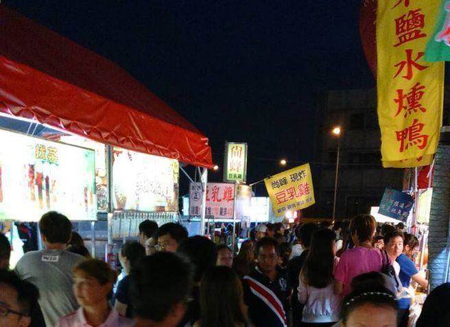 曾號全台最大的台中「水湳經貿文創觀光夜市」經營不到3年，2017年4月30日吹熄燈號。（報系資料照片，馮惠宜攝）