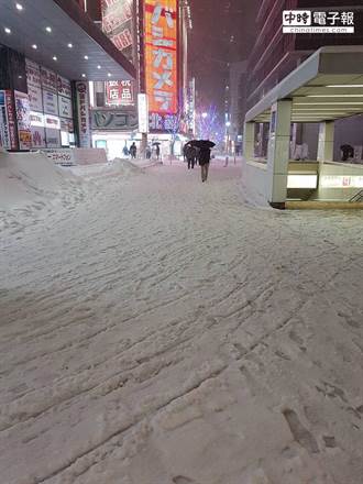獨家》日鵝毛大雪紛飛 警戒！東京街道多處積雪