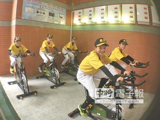 「晨希館」啟用 東門國小童騎車發電